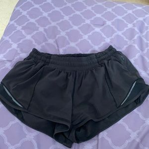 LULULEMON BLACK LOWRISE HOTTY HOT SHORTS 2.5”